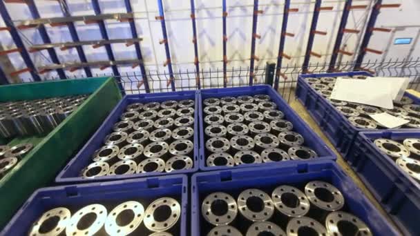 Empilhadeira de fábrica transportando produtos metálicos nas prateleiras do armazém
 - Filmagem, Vídeo
