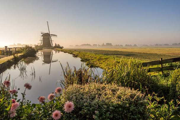 Sonnenuntergang Blick auf Windmühle in leidschendam, South Holland, Niederlande - Foto, Bild