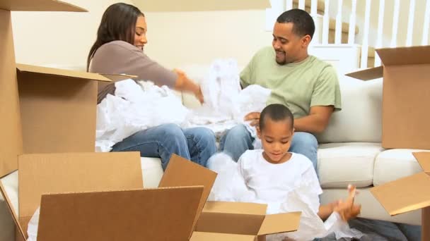 Happy Family purkaminen House Move
 - Materiaali, video