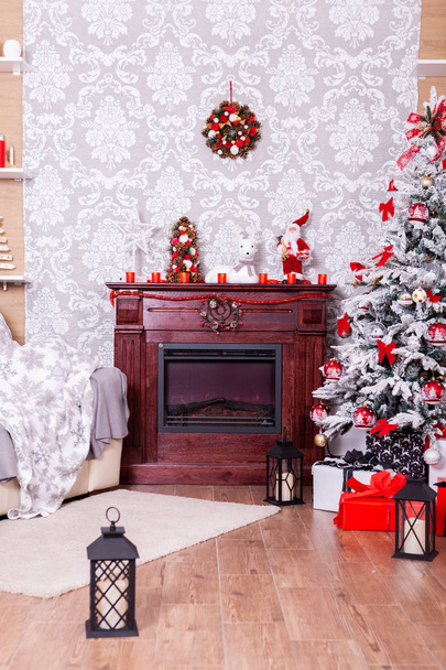 Gyönyörű karácsonyi nappaliban díszített karácsonyfa. - Fotó, kép