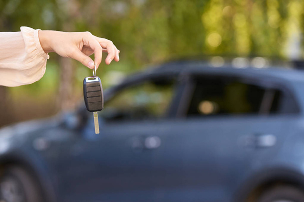 Car buy key. New rent automobile owner. - Foto, imagen