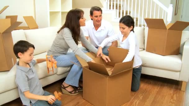 familie inpakken karton dozen verplaatsen - Video