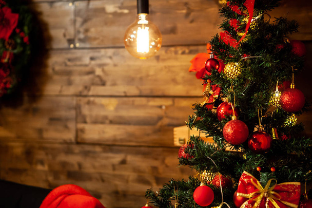 Karácsonyfa a karácsony estéjén gyönyörű dekorációk. - Fotó, kép