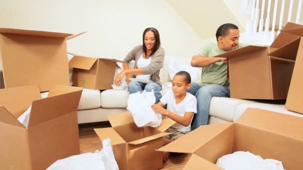 Afrikanisch-amerikanische Familie packt in neuem Zuhause aus - Filmmaterial, Video