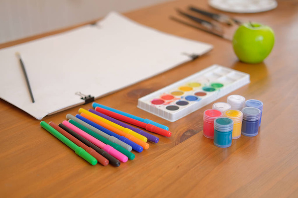 χρώμα βούρτσα σχεδίασης χαρτί νερό χρώμα αισθητή-πένα tip για ζωγραφική με νερομπογιές. χόμπι & αναψυχής δραστηριότητα - Φωτογραφία, εικόνα