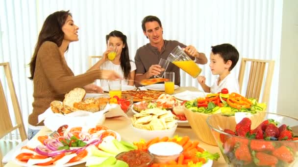 jonge gezin genieten van gezonde levensstijl voedsel - Video
