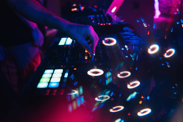 DJ toca en el mezclador de música en un club nocturno
 - Foto, imagen