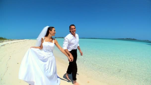 Playa boda pareja bailando por el océano
 - Imágenes, Vídeo