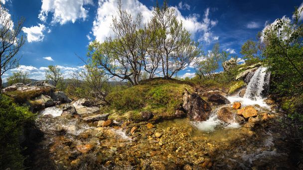 山の清流と滝。フェームン原野ノルウェーの国立公園。広いパノラマ ビュー. - 写真・画像
