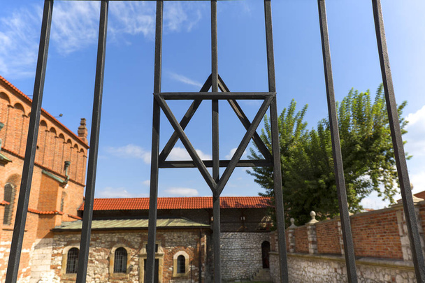Antigua Sinagoga, calle Szeroka en el barrio judío Kazimierz, Estrella de David en valla metálica, Cracovia, Polonia
 - Foto, imagen