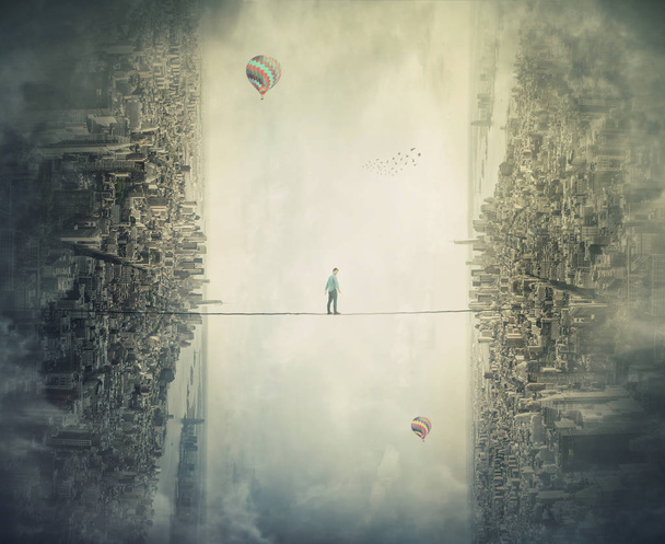 Jonge man silhouet balanceren op een slackline touw hoog boven de wolken tussen twee denkbeeldige parallelle werelden. Slackliner lopen op koord neerkijkt bang. Verovering van metafoor, overwonnen uitdaging. - Foto, afbeelding