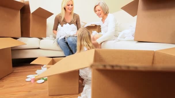 Família Fêmeas se divertindo com tecido de caixas móveis
 - Filmagem, Vídeo