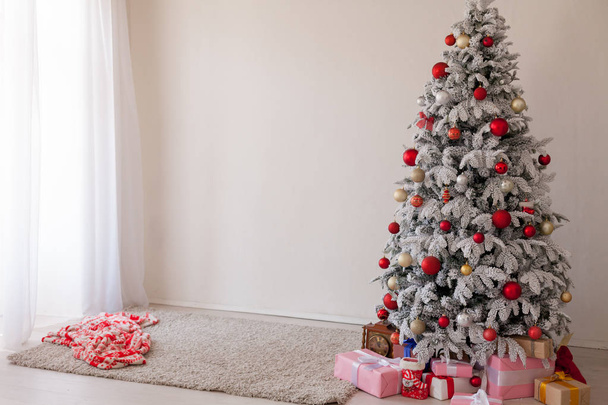 ホワイト ルーム新年のギフトのクリスマス ツリー - 写真・画像