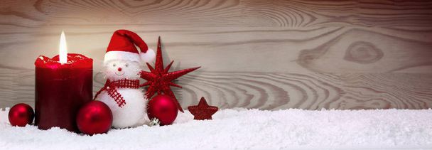 Bougie de l'Avent et bonhomme de neige avec décoration de Noël rouge isolé
. - Photo, image