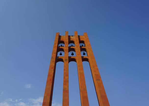 De bovenste deelvenster Sardarapat Memorial klokkentoren met blauwe lucht - Foto, afbeelding