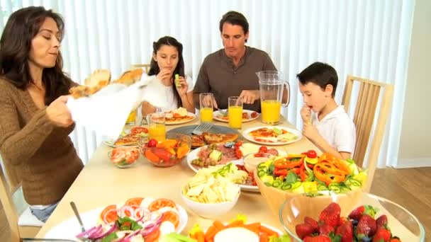 νεαρή οικογένεια υγιεινή διατροφή μαζί - Πλάνα, βίντεο