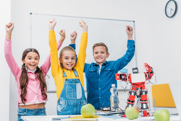 щасливі однокласників, кидати руки в повітря і втішається після стовбурових робототехніки клас  - Фото, зображення