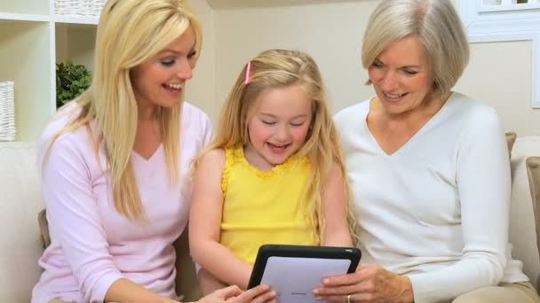 Tre generazioni di femmine con tablet wireless
 - Filmati, video
