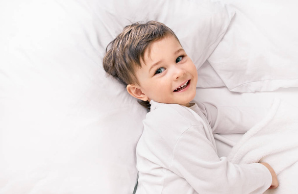 Happy boy in bed - Fotoğraf, Görsel