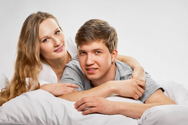 Couple hugging in bed - Φωτογραφία, εικόνα