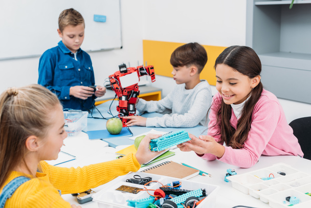 onnellinen koululaiset työskentelevät robotti STEM robotiikka oppitunti
 - Valokuva, kuva