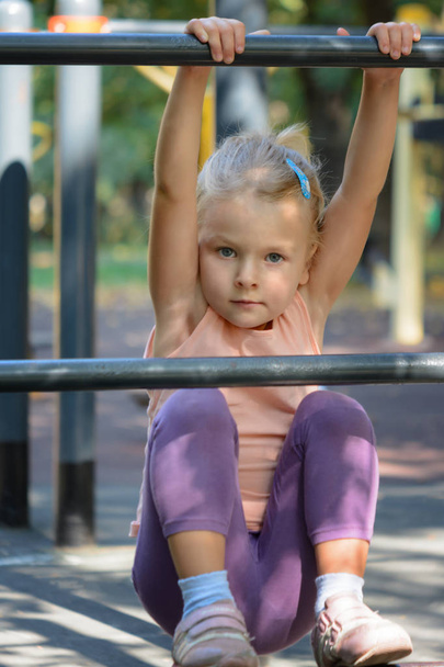 spor alanında egzersiz yaparak çocuk - Fotoğraf, Görsel