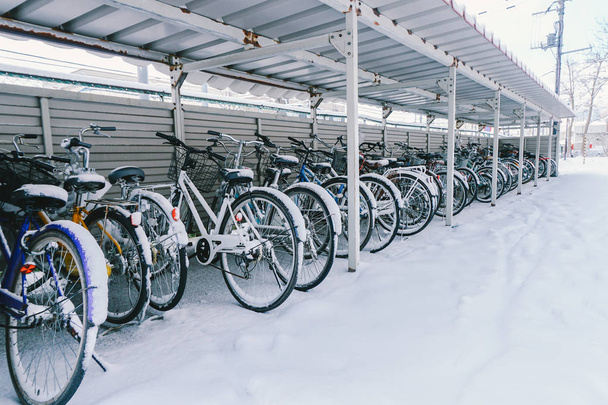雪でいっぱいガレージで自転車 - 写真・画像