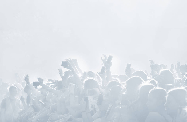 Dav diváků na koncertě ve světle modrém tónu. Vysoké pozadí s lidmi na otevřené hřiště na koncertě. Abstraktní rozostřený obraz s kopií prostor - Fotografie, Obrázek