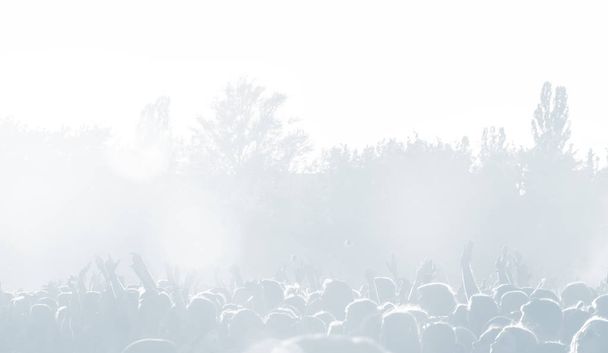 Dav diváků na koncertě ve světle modrém tónu. Vysoké pozadí s lidmi na otevřené hřiště na koncertě. Abstraktní rozostřený obraz s kopií prostor - Fotografie, Obrázek
