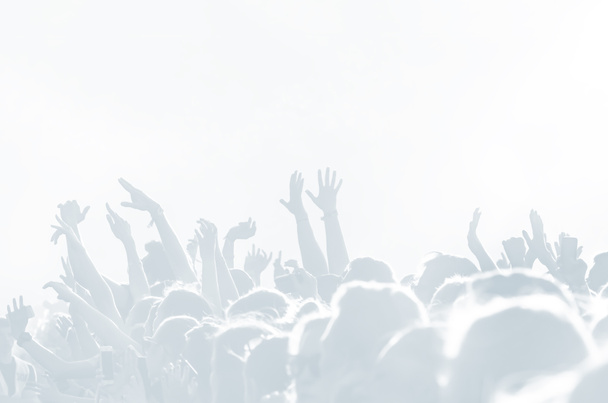 Multidão de espectadores num concerto em tonalidade azul clara. Fundo de alta chave com um povo em um playground aberto em um concerto. Imagem de foco suave abstrato com espaço de cópia
 - Foto, Imagem