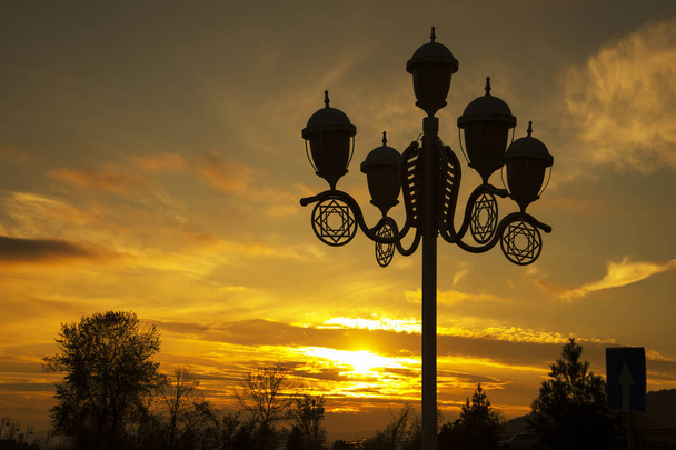 Kaupunkipuiston lamppu kesäauringonlaskun aikaan. Gabale, Azerbaidzan
 - Valokuva, kuva
