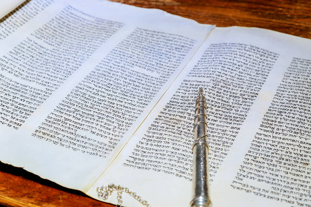 10 Kasım 2018 New York Ny Tevrat kutsal tatil Bar Mitzva'adlı Yahudi Torah okuma kayar - Fotoğraf, Görsel