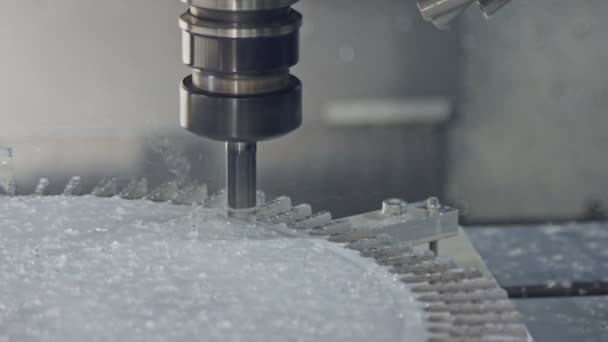 Proceso de mecanizado: molino CNC que fabrica una pieza metálica avanzada
 - Metraje, vídeo