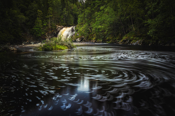 長時間露光は、流れる川や滝のショット。渓流。ノルウェー. - 写真・画像