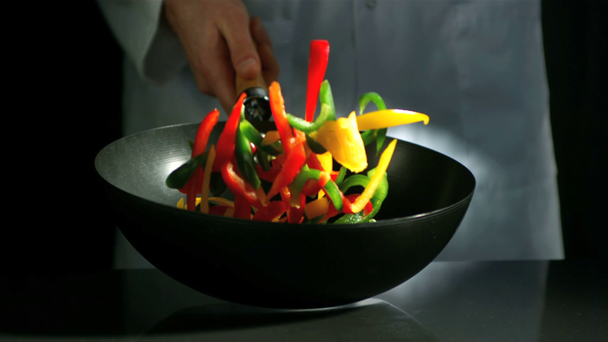Chef tossing wok of sliced peppers - Séquence, vidéo
