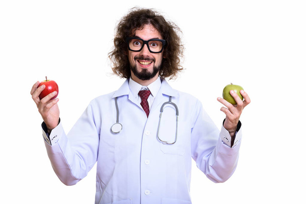 Boldog ember orvos mosolyog, miközben a kezében vörös alma és zöld alma - Fotó, kép