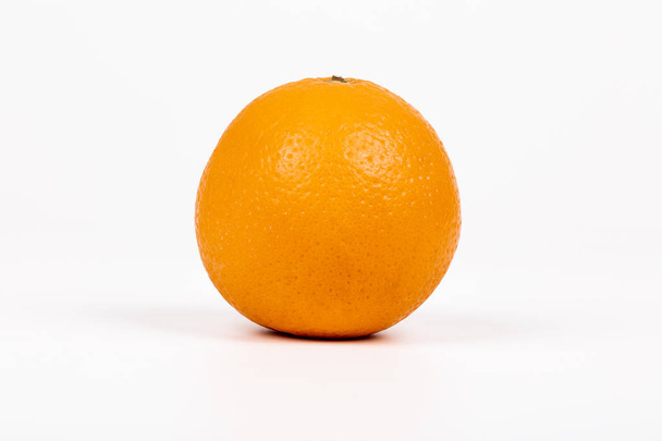 Fris oranje op witte achtergrond - Foto, afbeelding