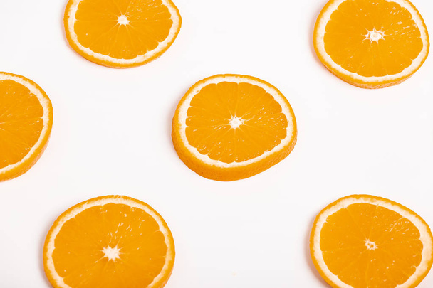 fehér alapon narancs szelet - Fotó, kép