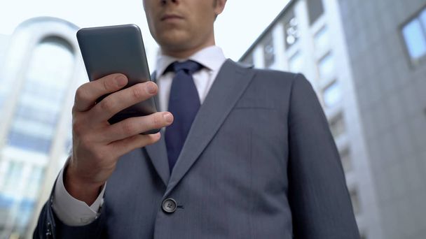 Бизнесмен читает новости на смартфоне, удобный быстрый доступ к информации
 - Фото, изображение
