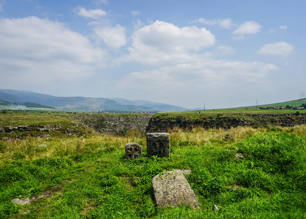 Cruces de fortaleza Lori Berd talladas en una roca con vista al paisaje
 - Foto, Imagen