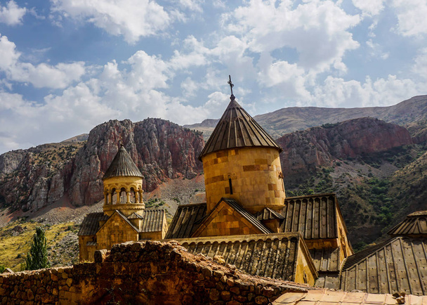 Blick auf die Kuppeln des Noravank-Klosters mit Kreuzen und wolkenlosem blauen Himmel - Foto, Bild