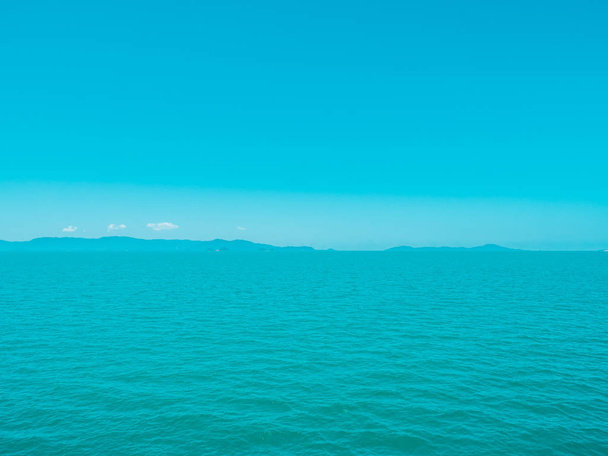 Hermoso océano marino tropical con nube blanca en el fondo del cielo azul para viajes y vacaciones
 - Foto, imagen