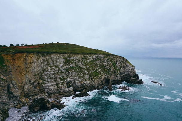 the cliff in the coast - Φωτογραφία, εικόνα