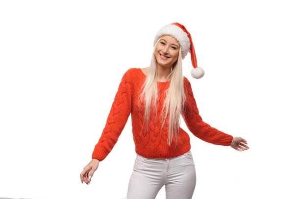Noel Baba şapkası giyen ve gülümseyen genç Noel kadın. Beyaz arka plan üzerinde izole - Fotoğraf, Görsel