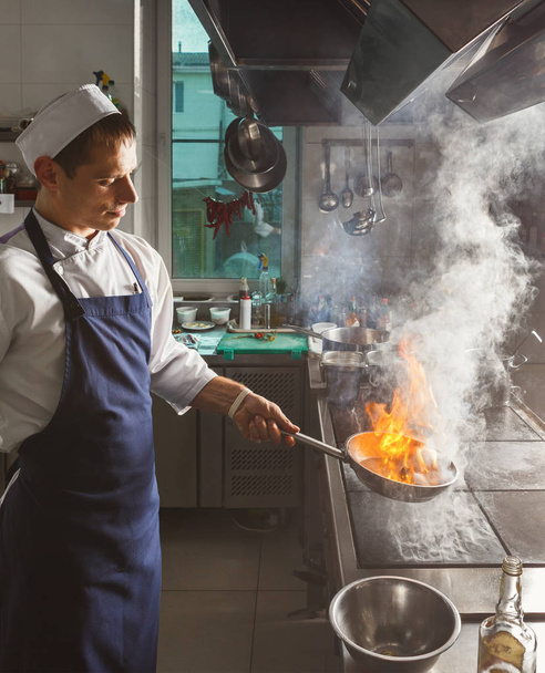 Chef cozinhar carne no restaurante ou cozinha do hotel
 - Foto, Imagem