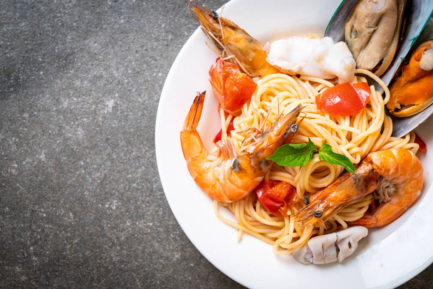 Seafood pasta Spaghetti with Clams, Prawns, Squis, Mussel and Tomatoes - Italian food style - Foto, afbeelding