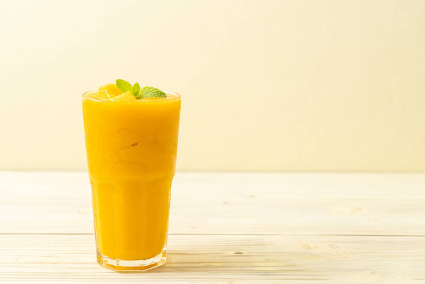 fresh mango smoothies - healthy food and drink concept - Foto, Imagen