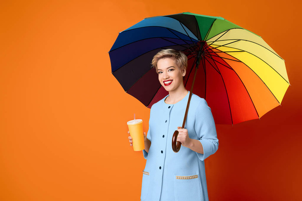 Щаслива усміхнена жінка з різнокольоровою парасолькою, копіювання простору
 - Фото, зображення