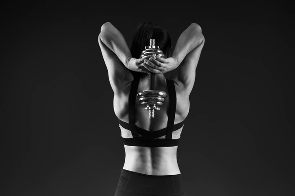 Trizeps trainieren, Rückenansicht, Konzept, bw - Foto, Bild