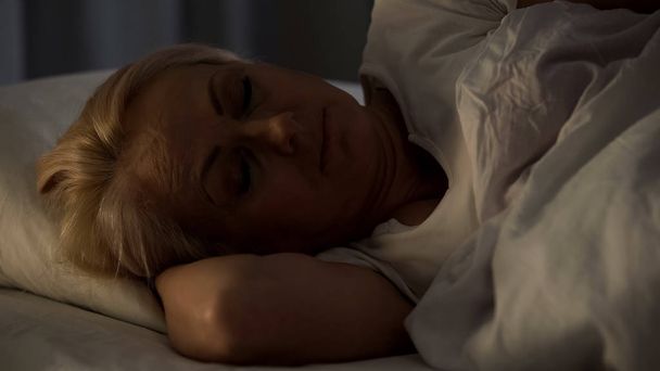 Vážně nemocná pacientka spí nemocniční posteli, starší žena pečovatelského domu - Fotografie, Obrázek
